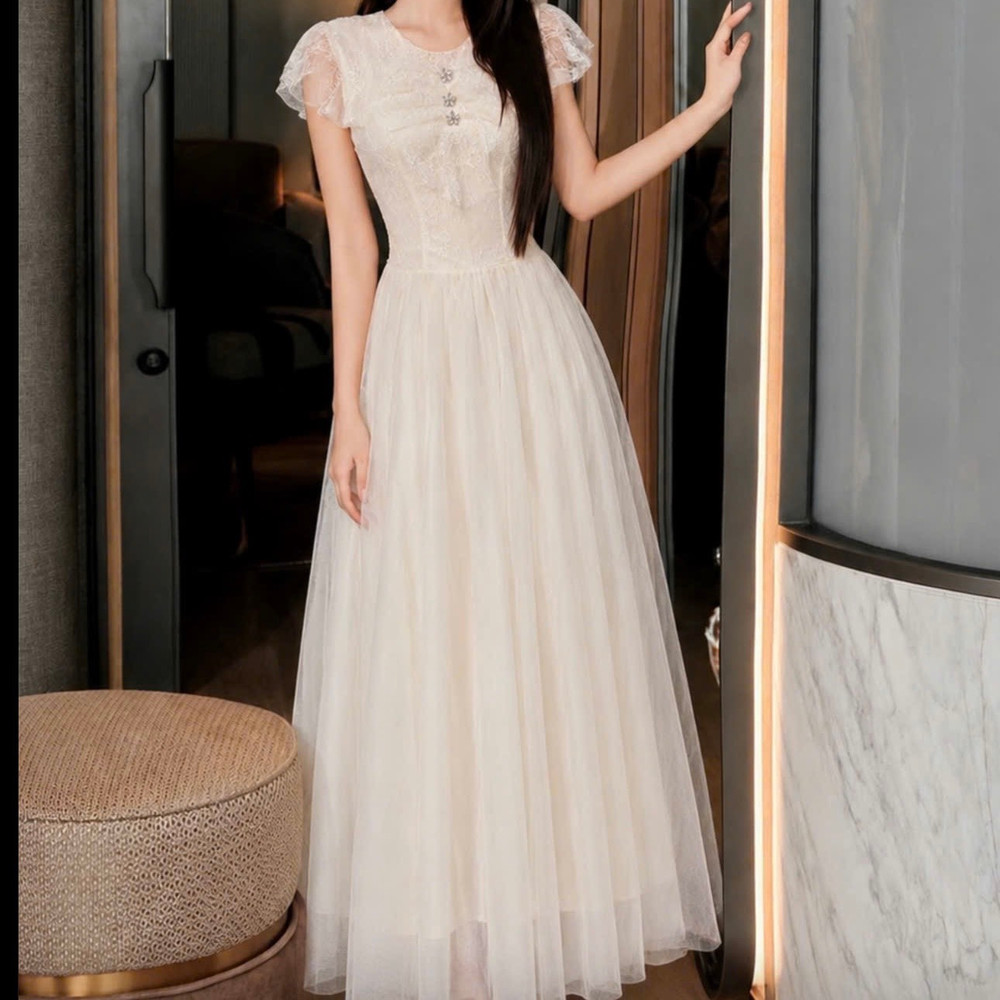 Đầm thiết kế ren tay phồng hoa nổi tùng xoè