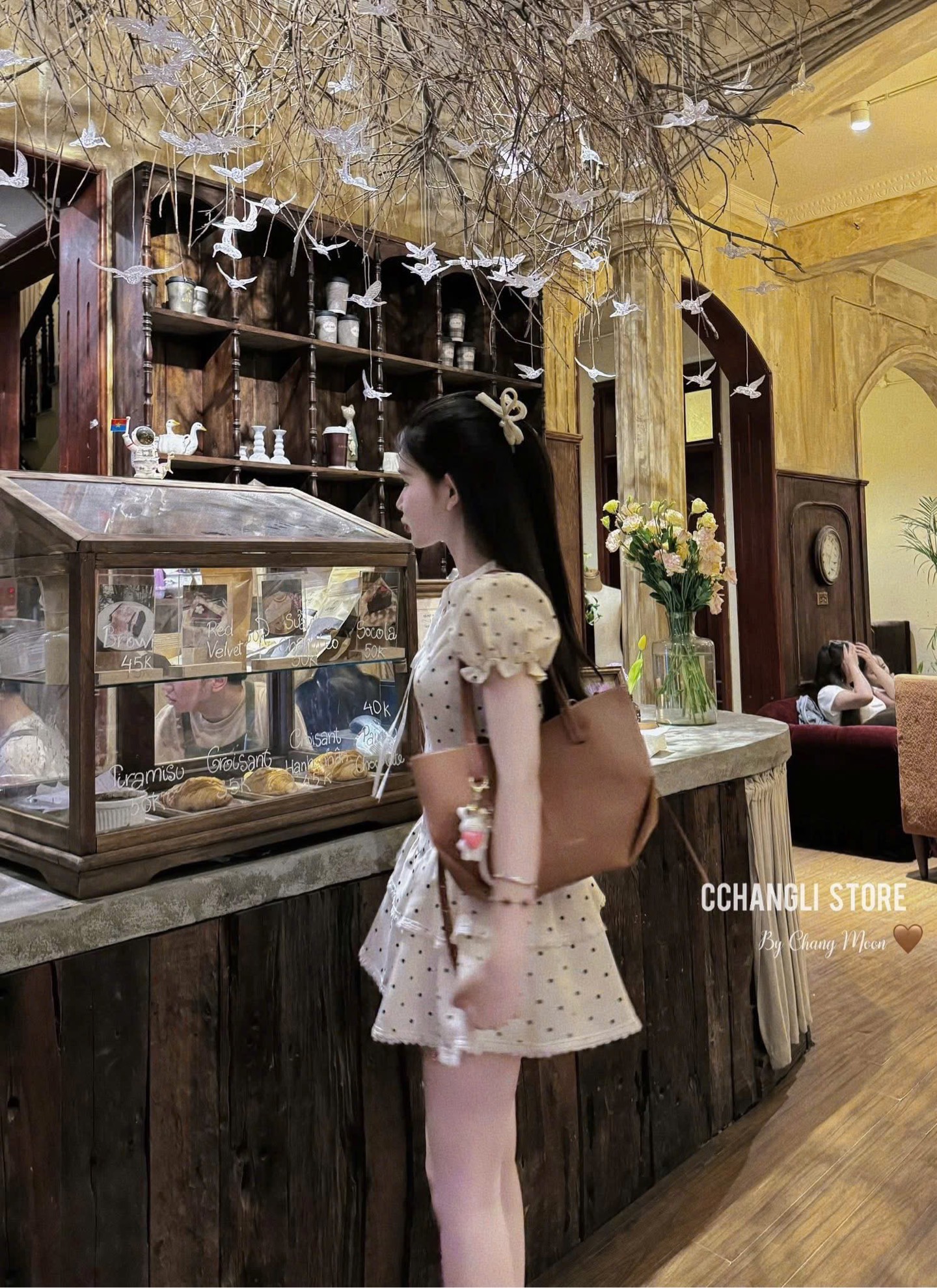 Đầm chấm bi tay ngắn bo chun cổ tròn