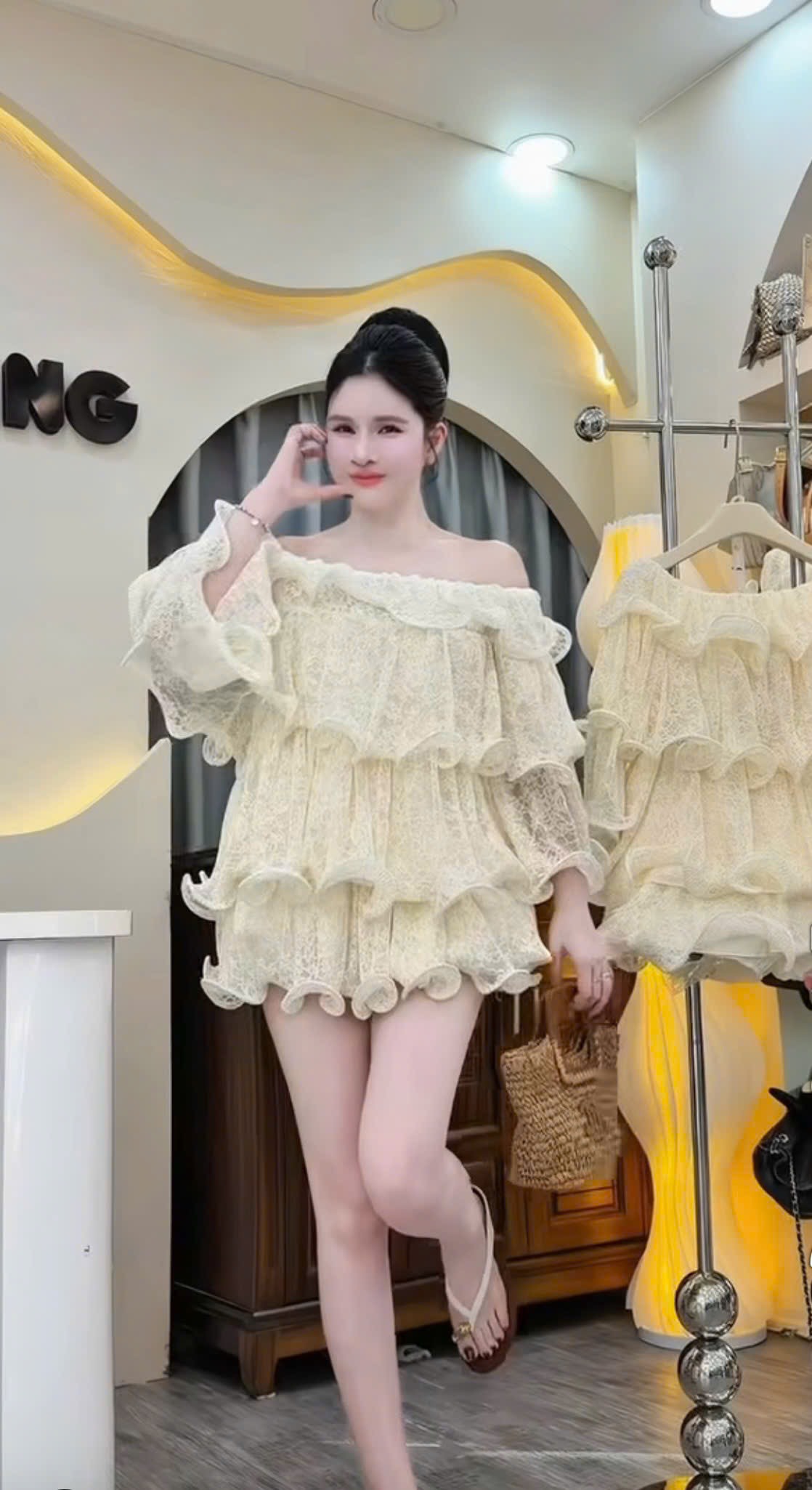 Set áo trễ vai ren sóng lớn kèm chân váy ngắn