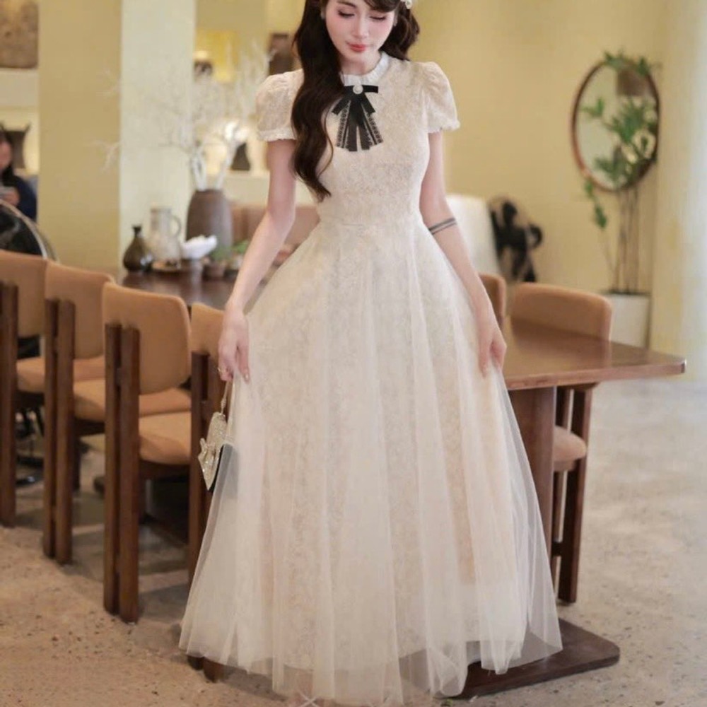 Đầm thiết kế bồng cổ tròn công chúa ren thiết kế