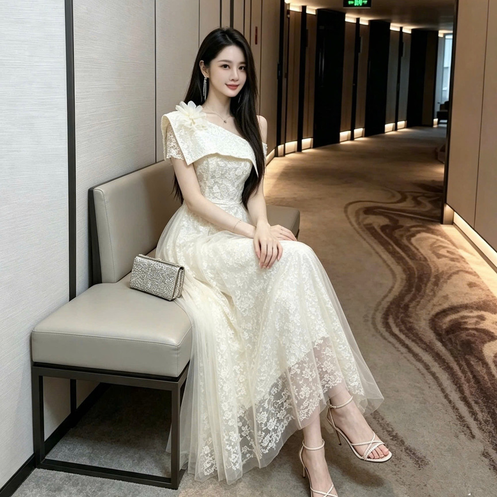 Đầm thiết kế lệch vai ren hoa dáng dài