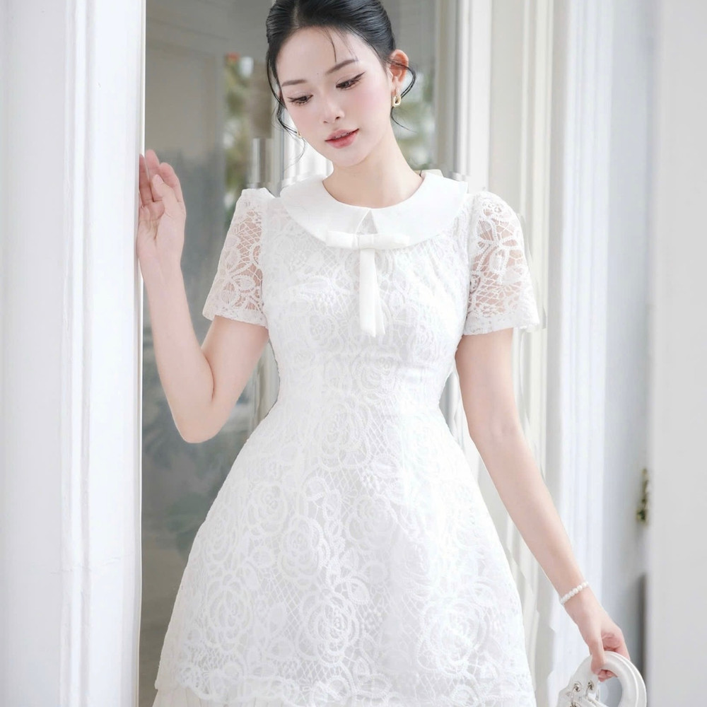 Đầm ngắn chữ A cổ sen ren trẻ trung thiết kế