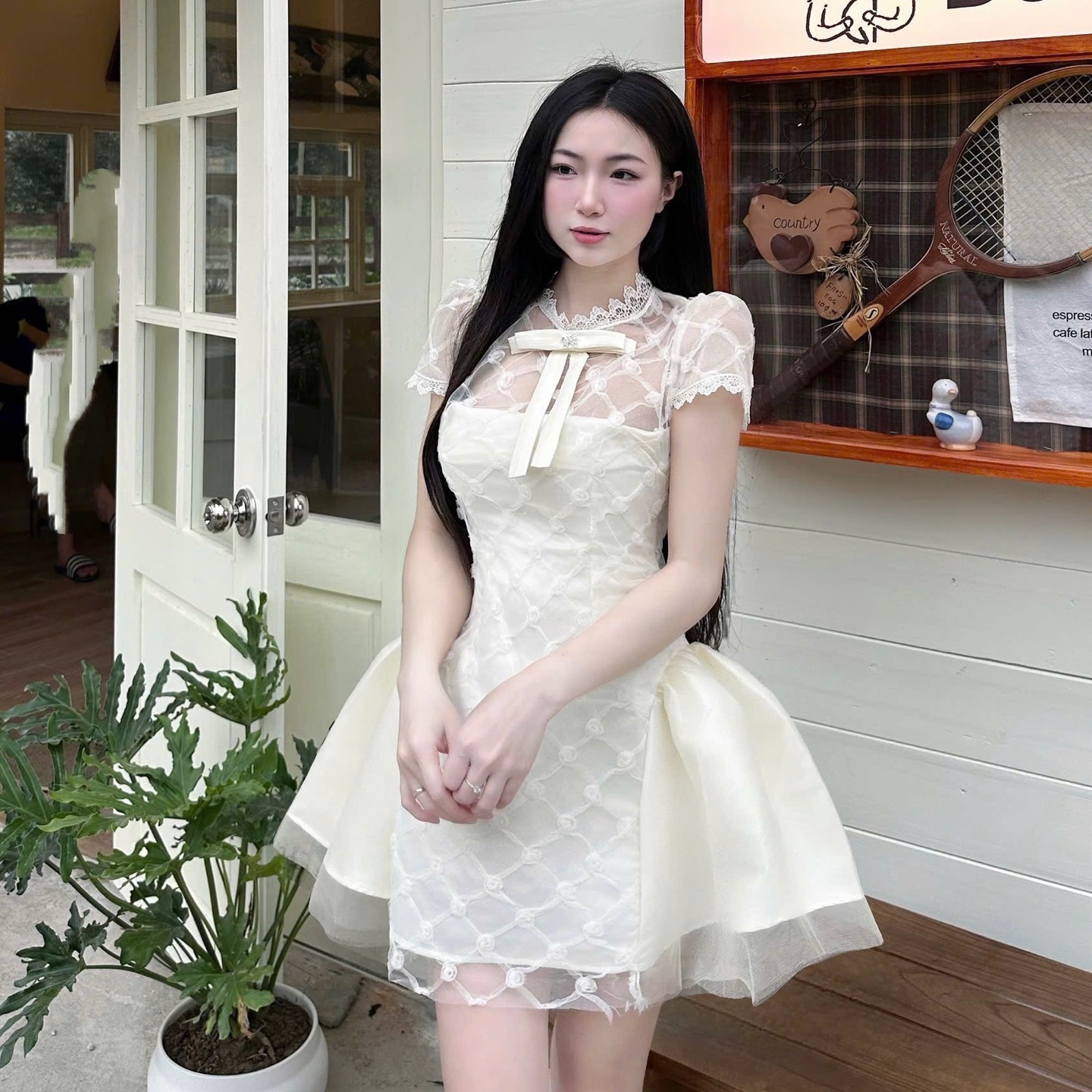 Đầm thiết kế cổ tròn viền lưới chéo dáng ngắn