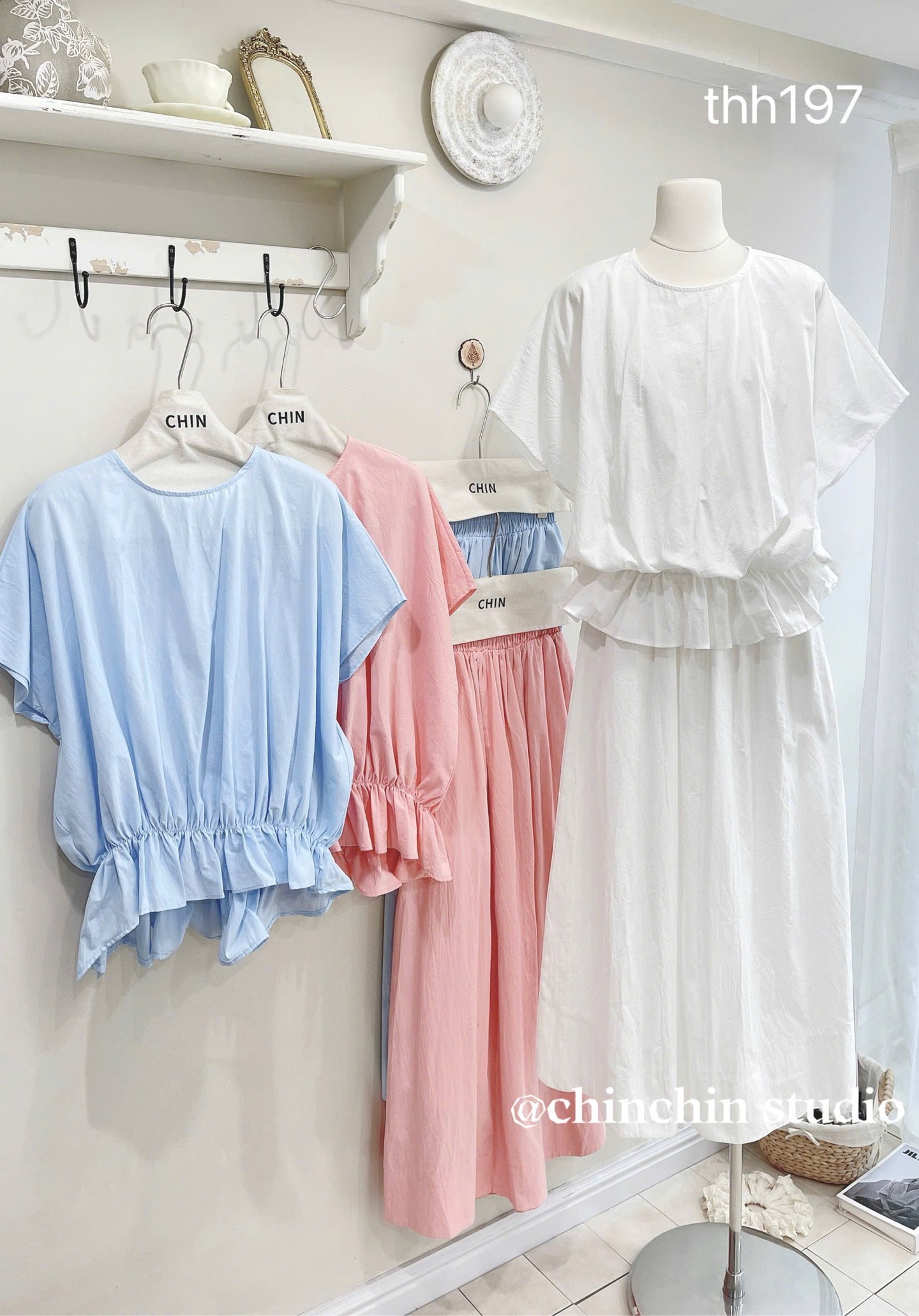 Set áo cổ tròn nhúng bèo chân váy phồng dài