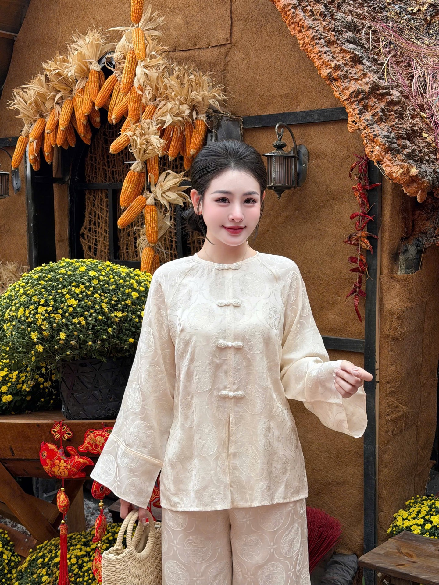Đồ lam lụa cổ tròn nơ ngọc trai dọc tay áo cổ tàu