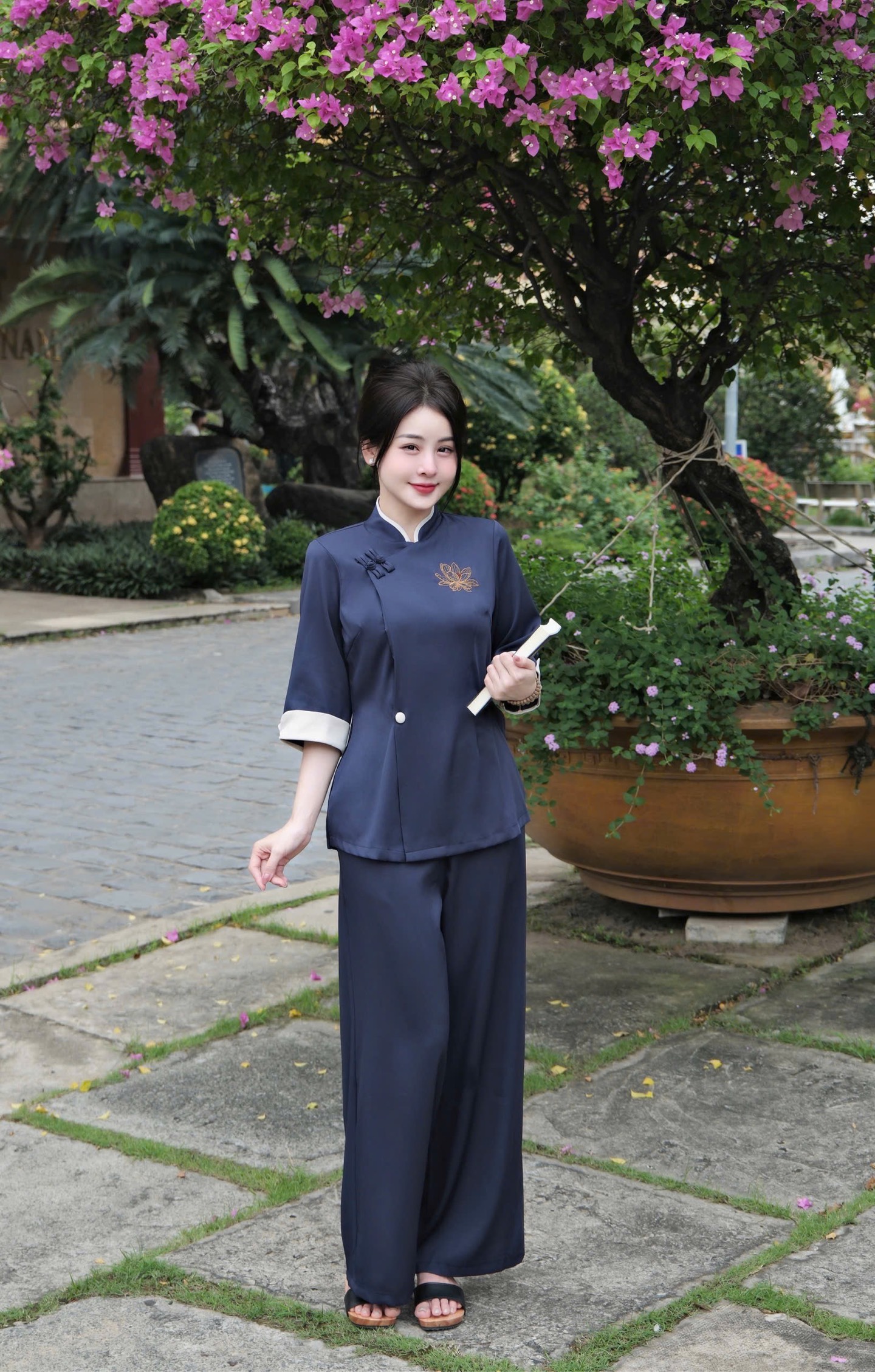 Bộ lam cổ đứng viền thêu sen