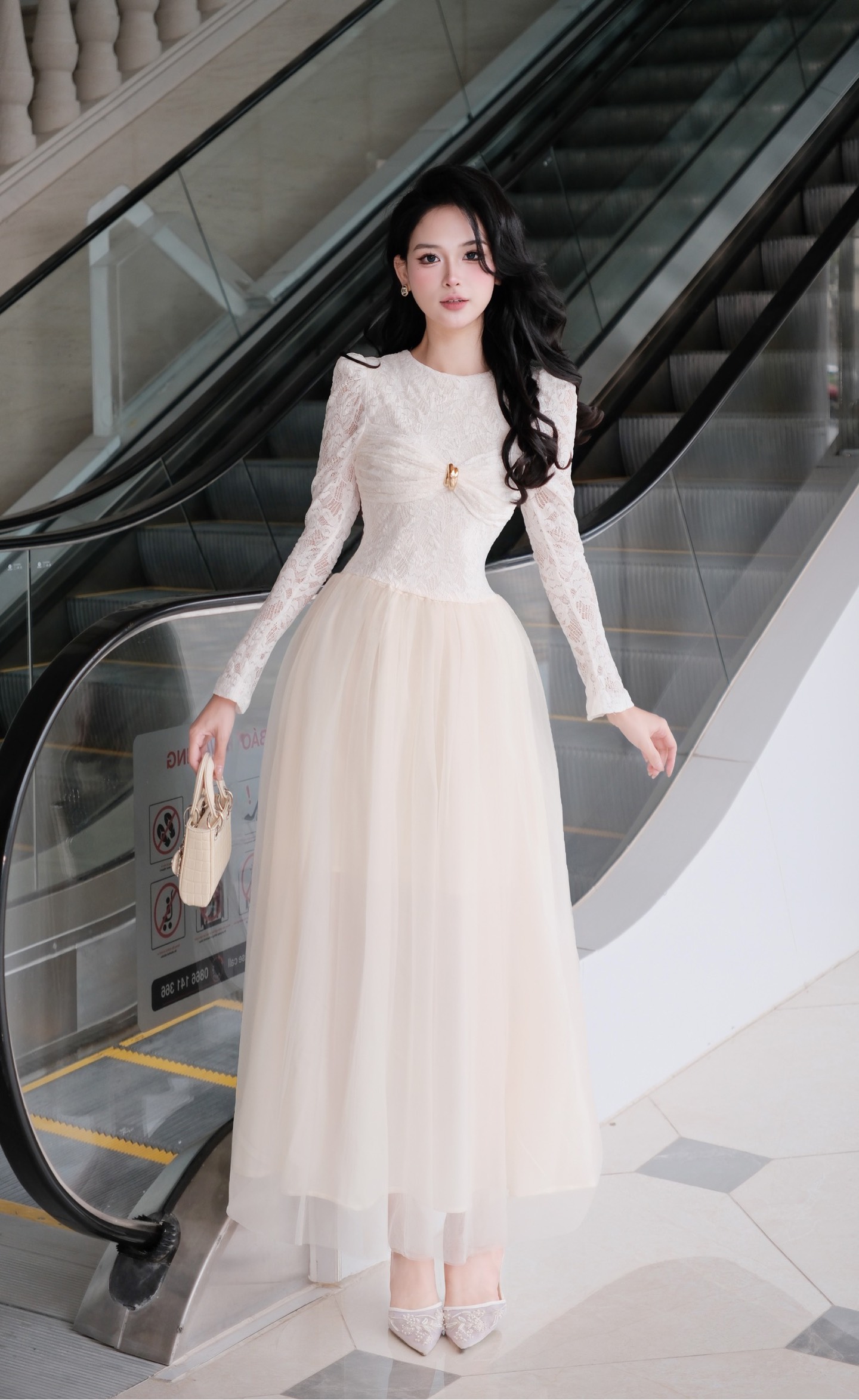 Đầm cổ tròn nơ ngực vòng vàng ren phối voan
