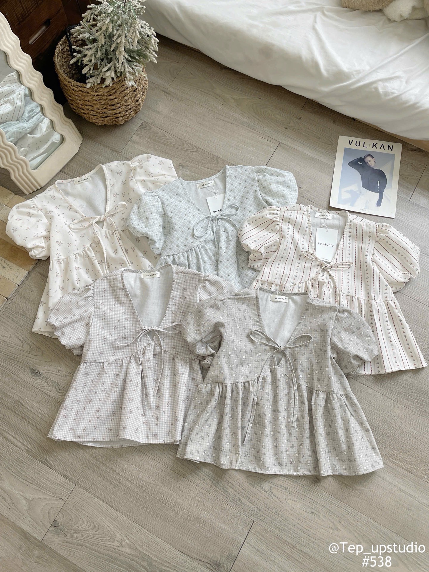 Áo kiểu chữ V cột nơ hoa nhí