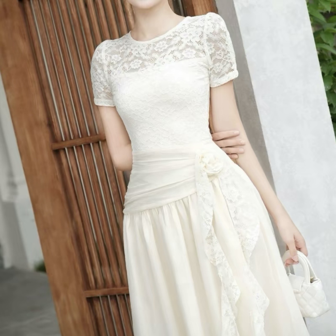 Đầm ren cổ tròn xoè tay nhắn nhúng hoa