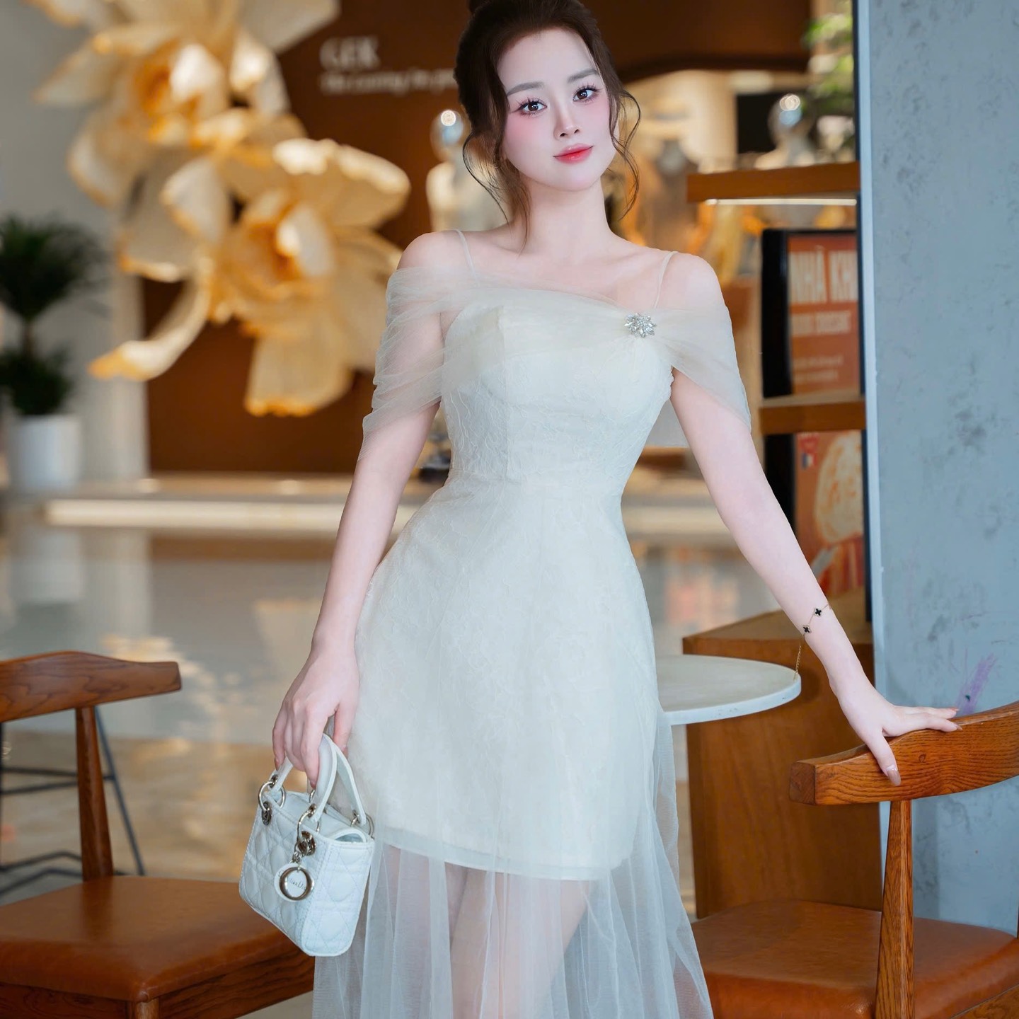 Đầm thiết kế ren voan dài phụ kiện nơ đính đá