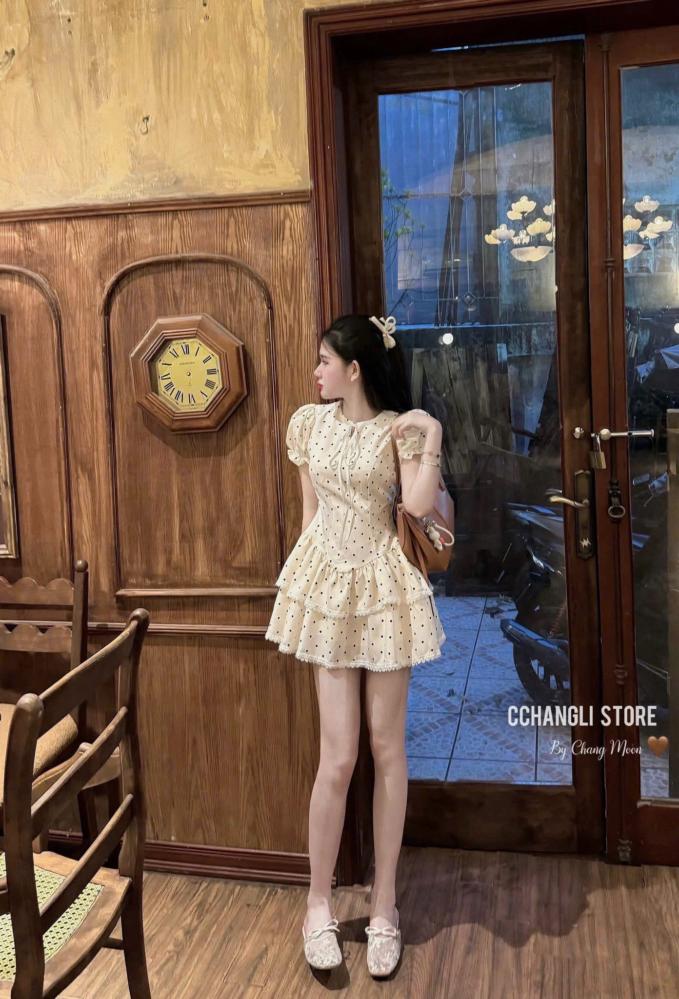 Đầm chấm bi tay ngắn bo chun cổ tròn