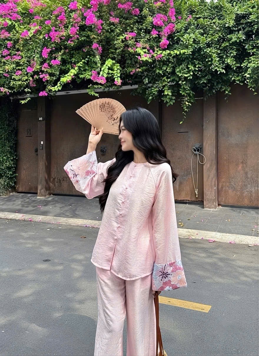 Đồ lam lụa ánh phối tay kim sa thêu cúc ngọc trai