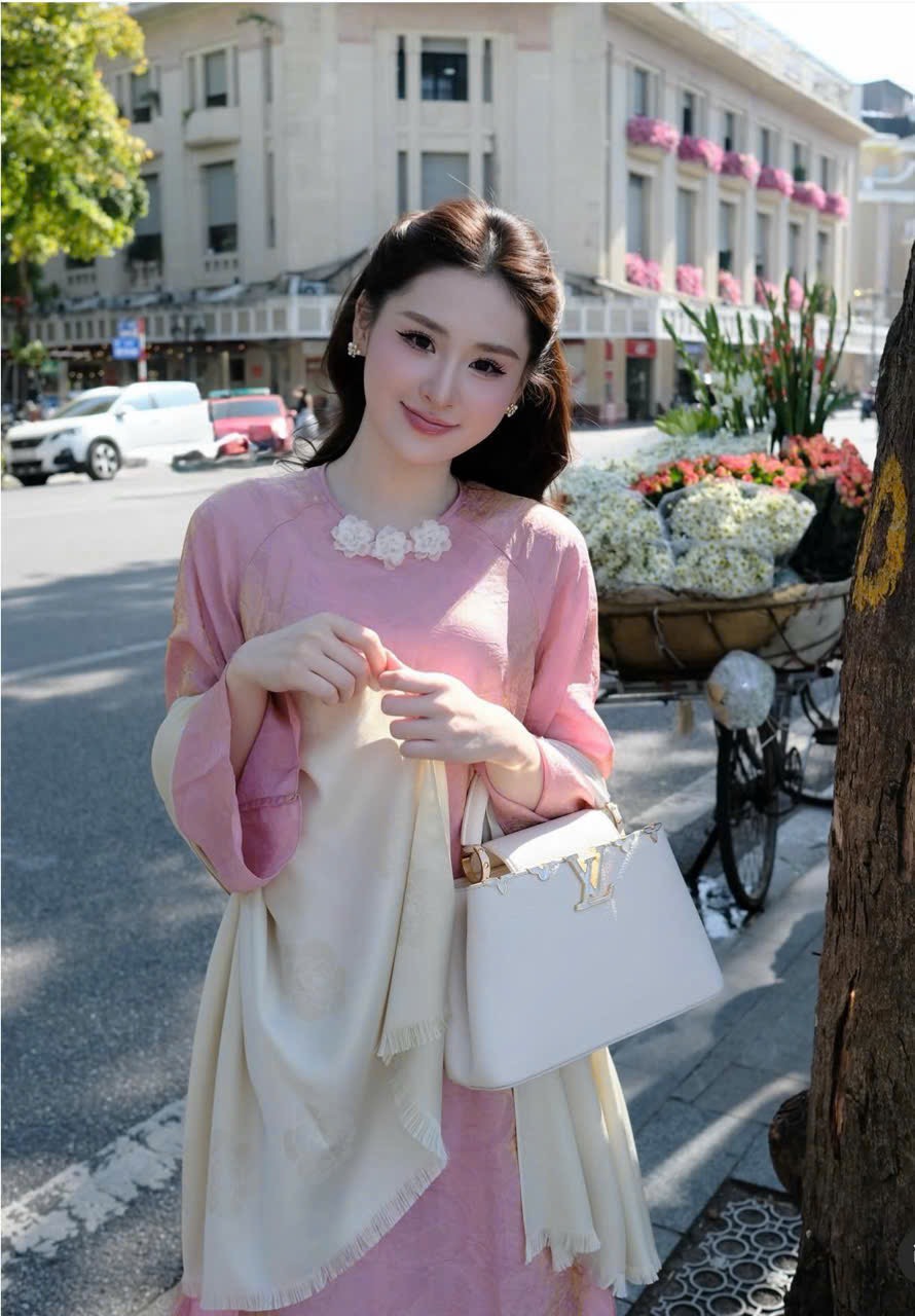 Áo dài gấm cổ tròn 3 bông