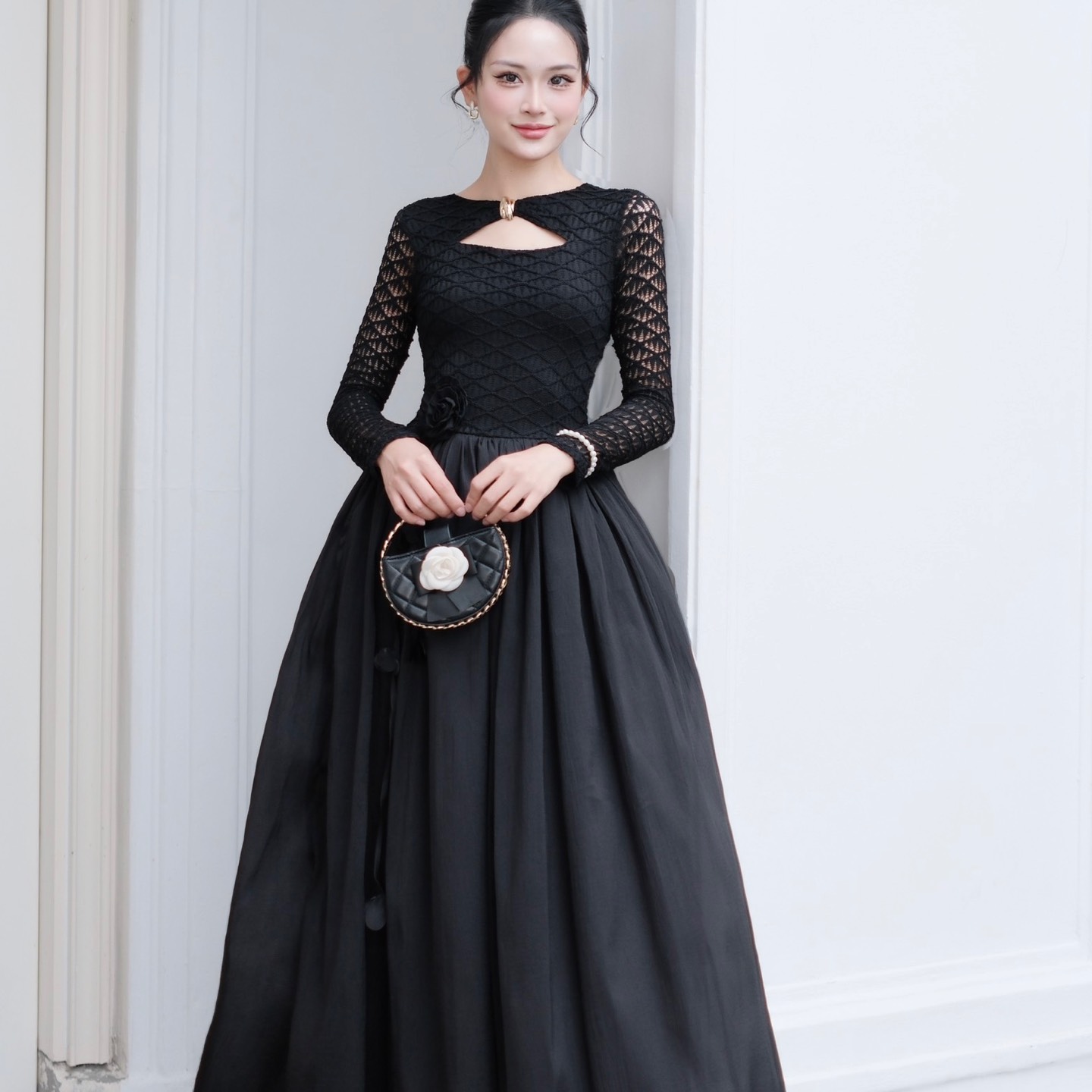 Đầm thiết kế tay dài lưới dáng xoè khoét ngực sang chảnh