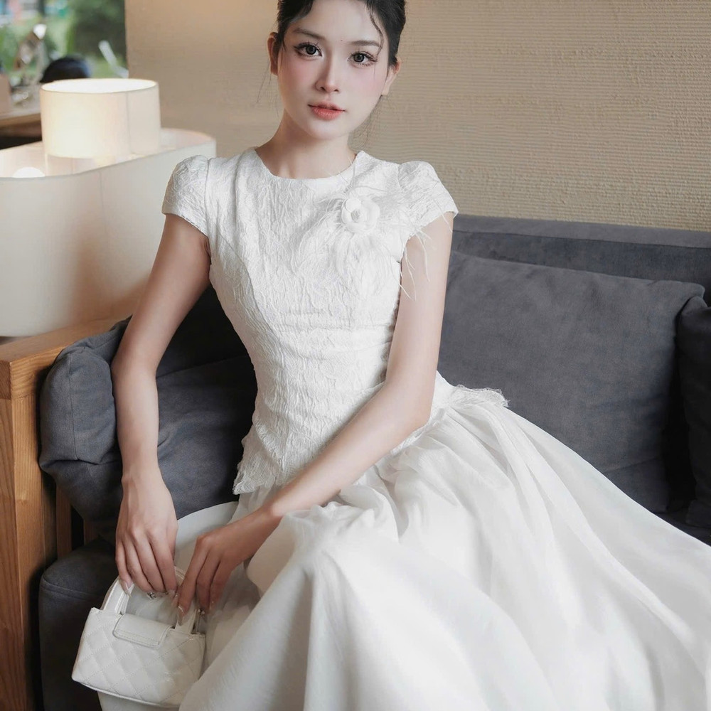 Đầm thiết kế chất ren cổ tròn phối chân tơ tặng hoa 3 màu đen kem trắng