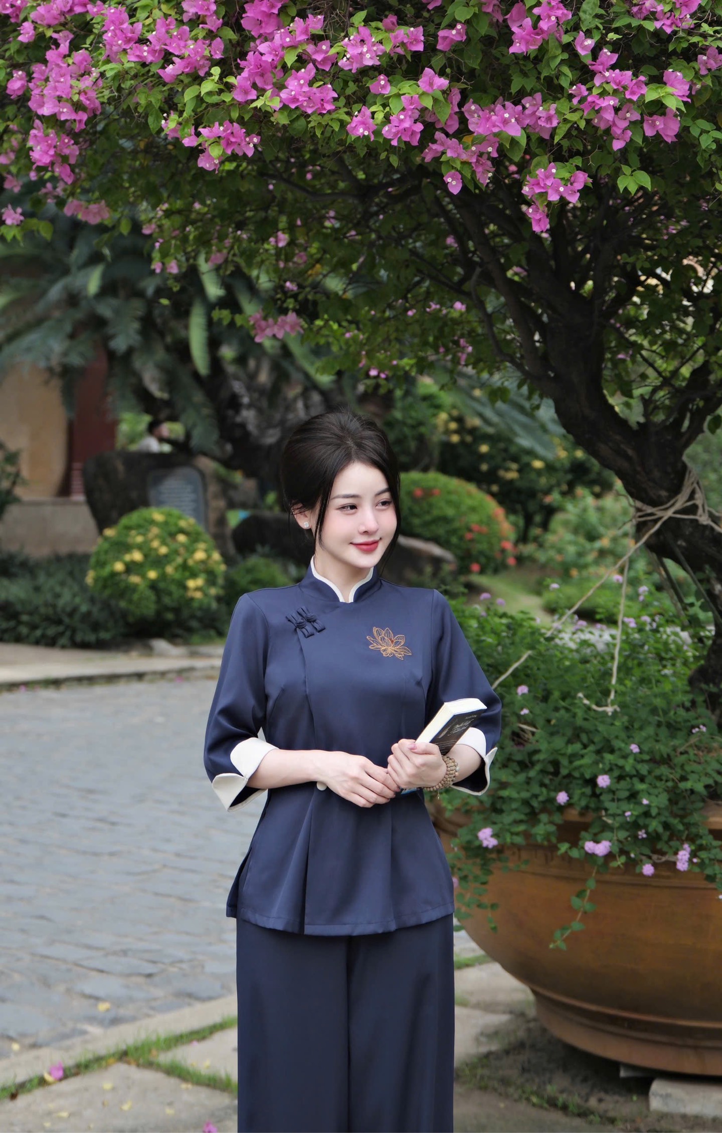 Bộ lam cổ đứng viền thêu sen