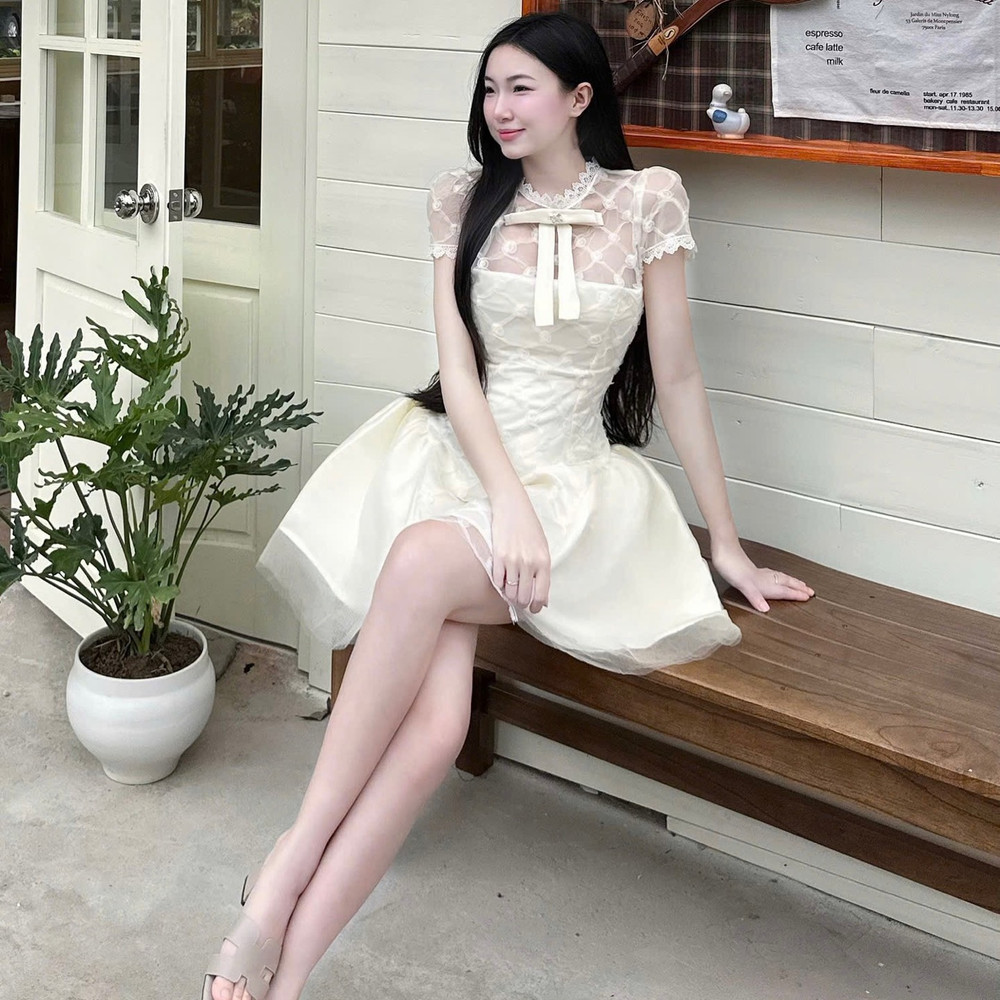 Đầm thiết kế cổ tròn viền lưới chéo dáng ngắn