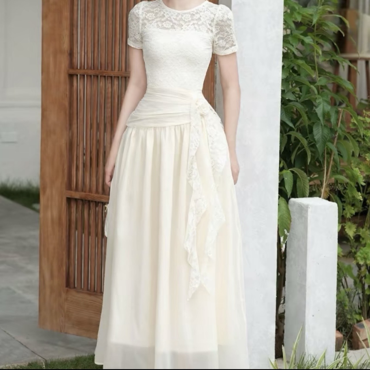 Đầm ren cổ tròn xoè tay nhắn nhúng hoa