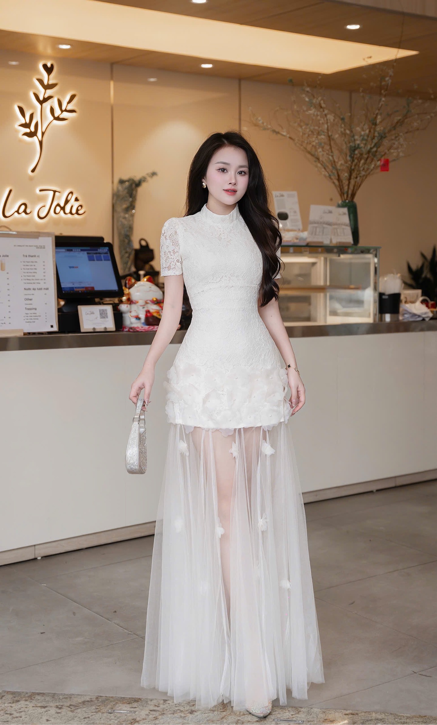 Đầm thiết kế cổ tròn kèm voan mỏng
