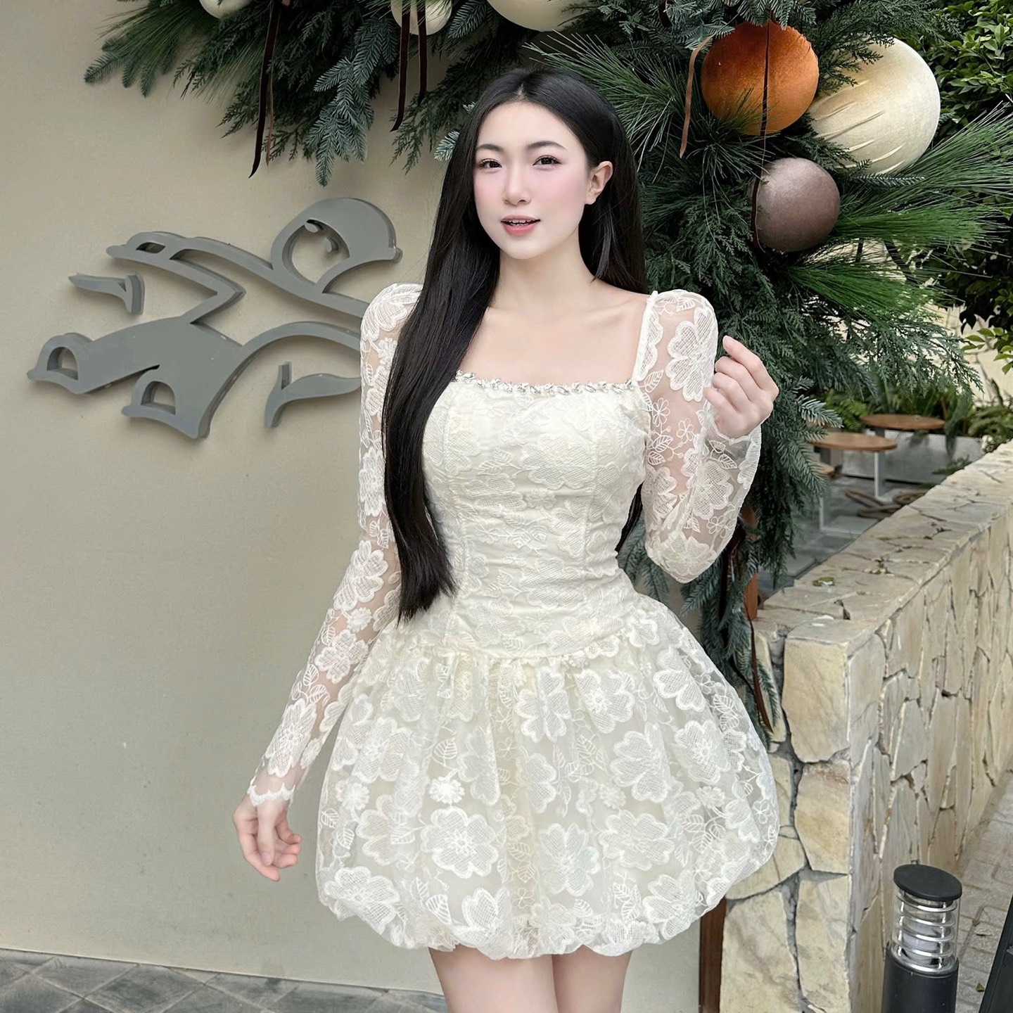 Đầm thiết lế cổ vuông viền ngọc phối ren