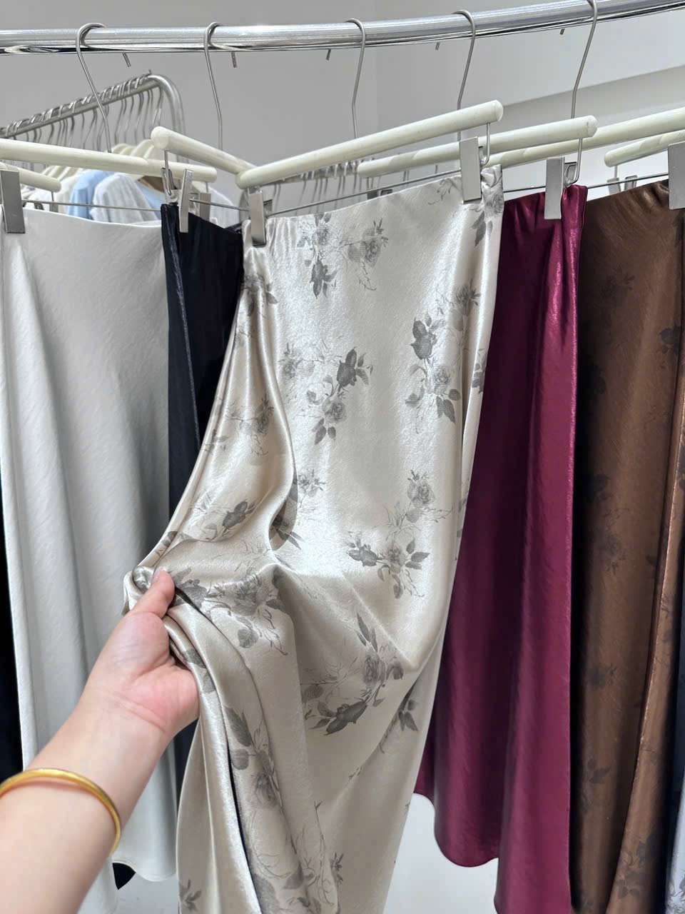 Chân váy lụa dài hoạ tiết hoa