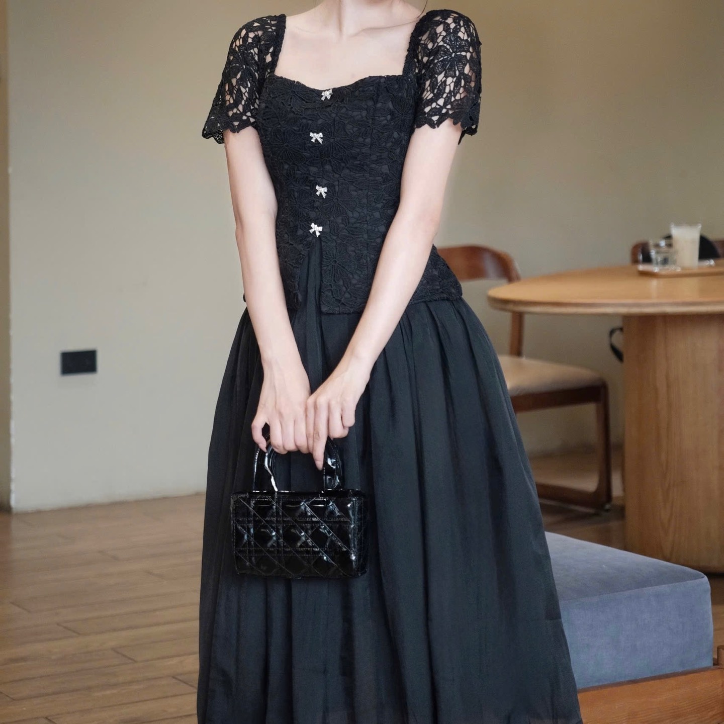 Đầm cổ vuông ren ôm eo dáng xoè voan