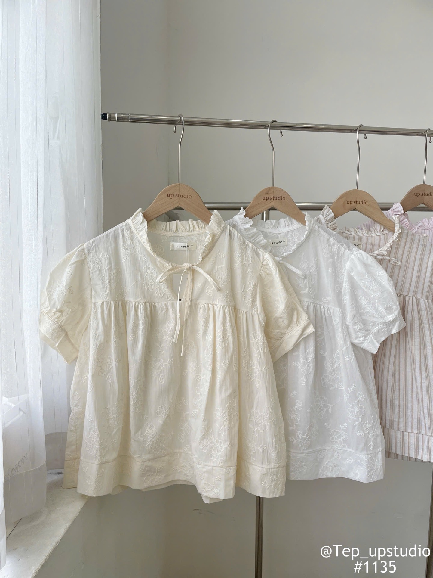 Áo kiểu babydoll thêu hoa cổ bèo cột nơ