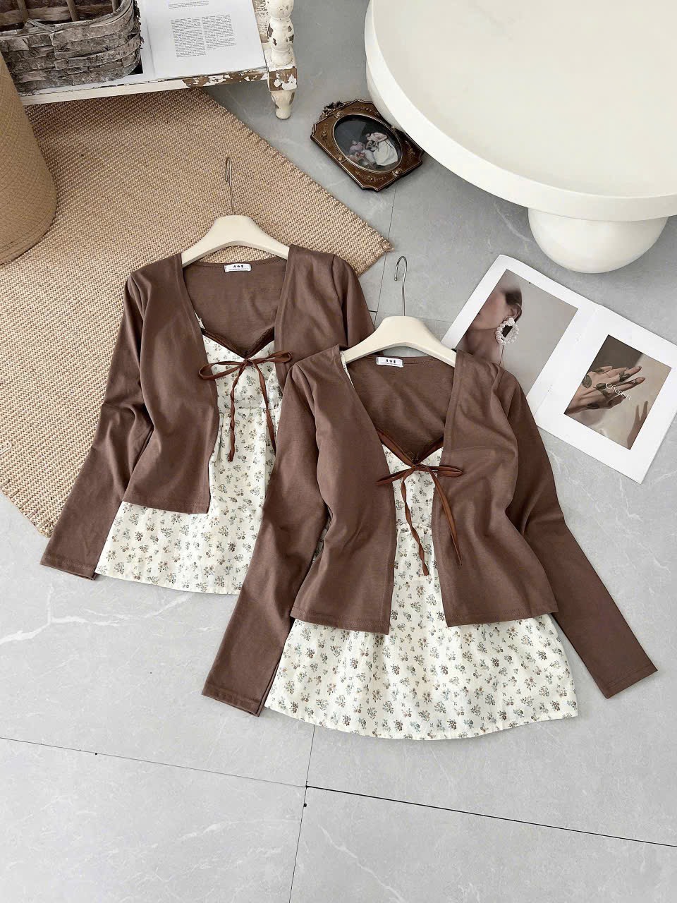 Áo kiểu 2 dây hoa nhí nâu khoác choàng