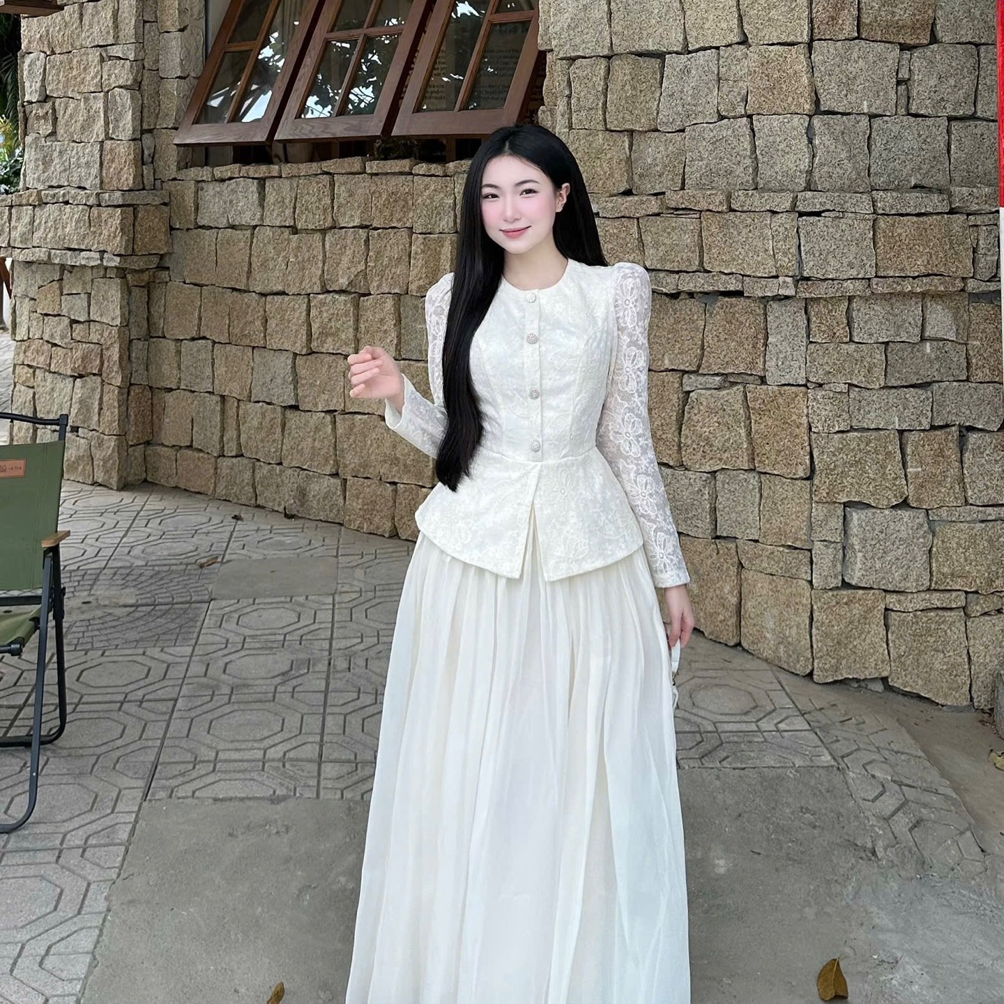 Đầm thiết kế dự tiệc dáng dài xoè cổ tròn phối ren hoa