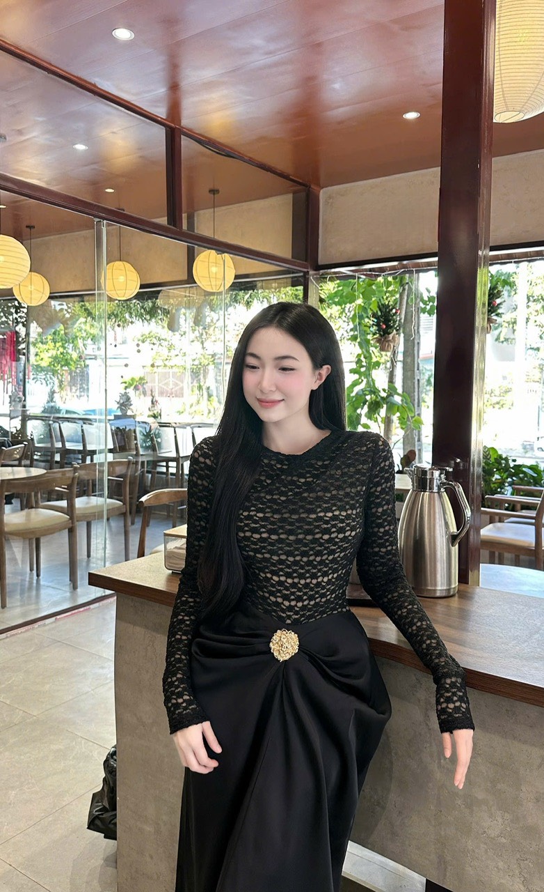 Đầm thiết kế cổ tròn dáng dài ôm body