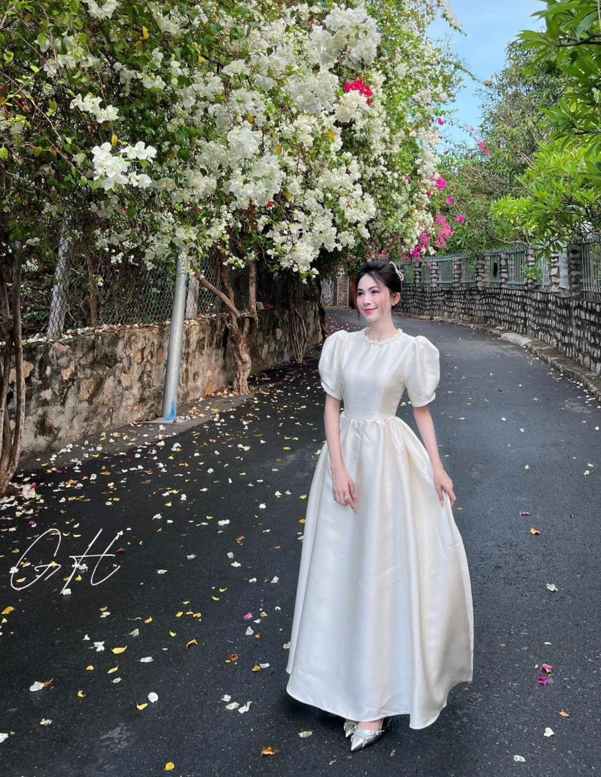 Đầm cổ ngọc đính tay bồng dáng xoè H