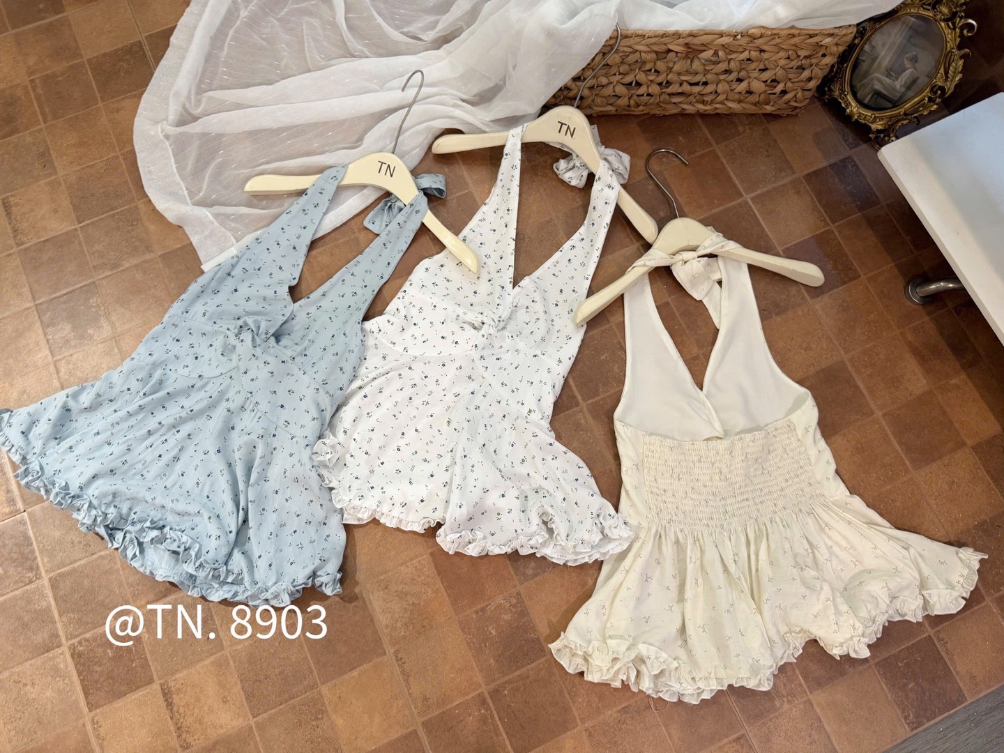 Áo kiểu cột dây sau hoa nhí xoắn ngực