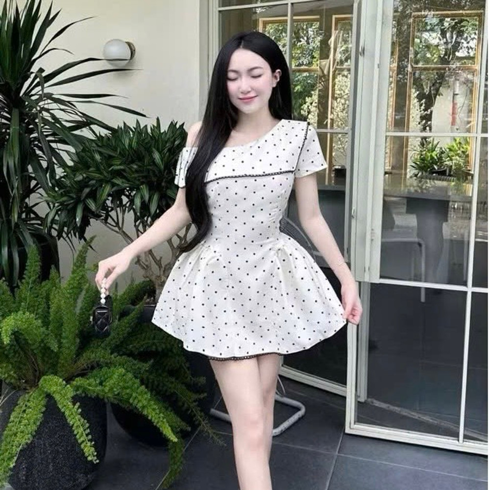 Đầm thiết kế lệch vai chấm bi