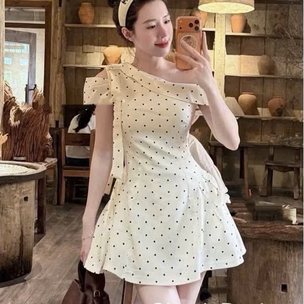Đầm thiết kế chấm bi lệch vai nơ vai dáng ngắn