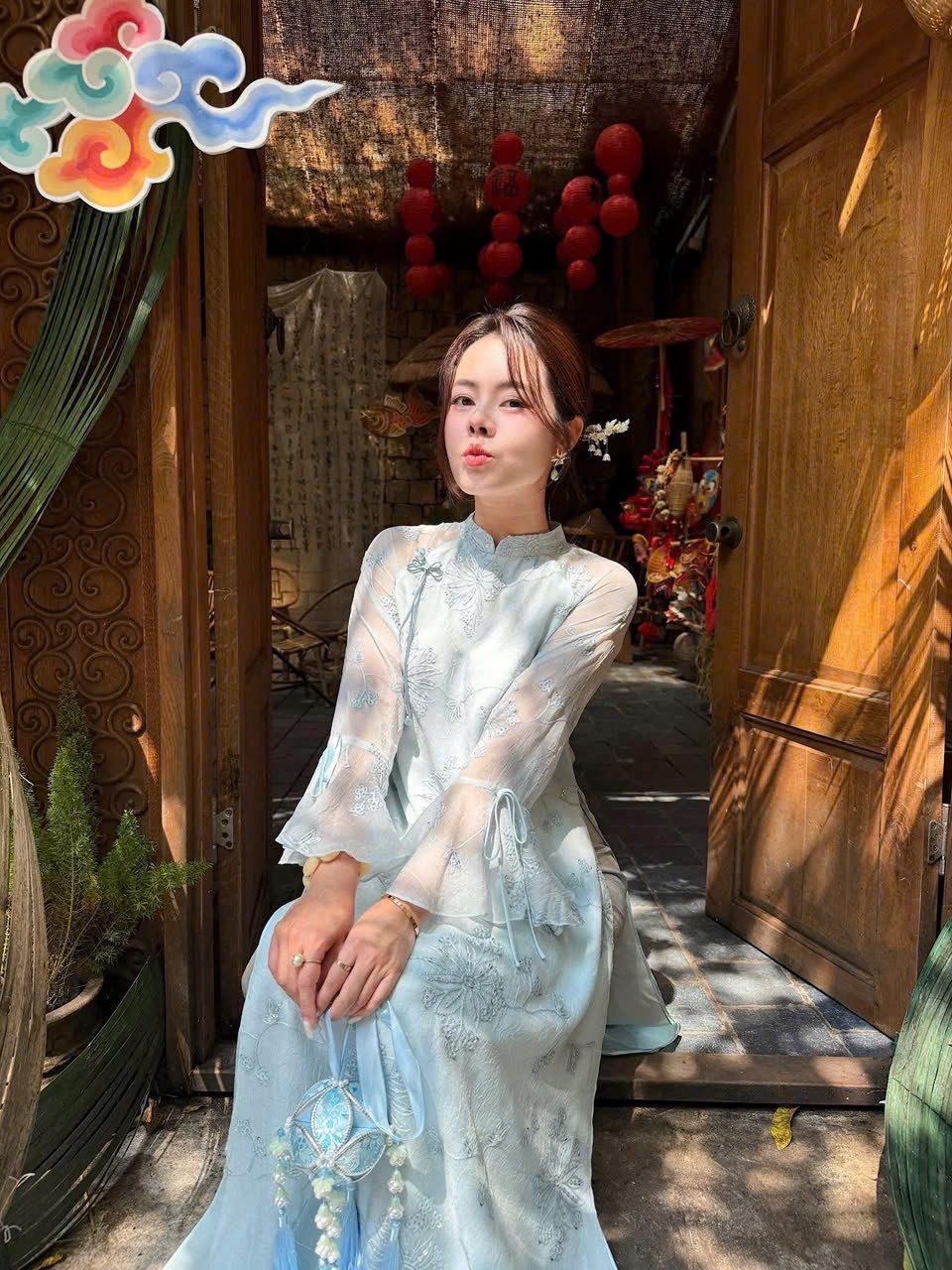 Áo dài xanh biển tay loe thêu