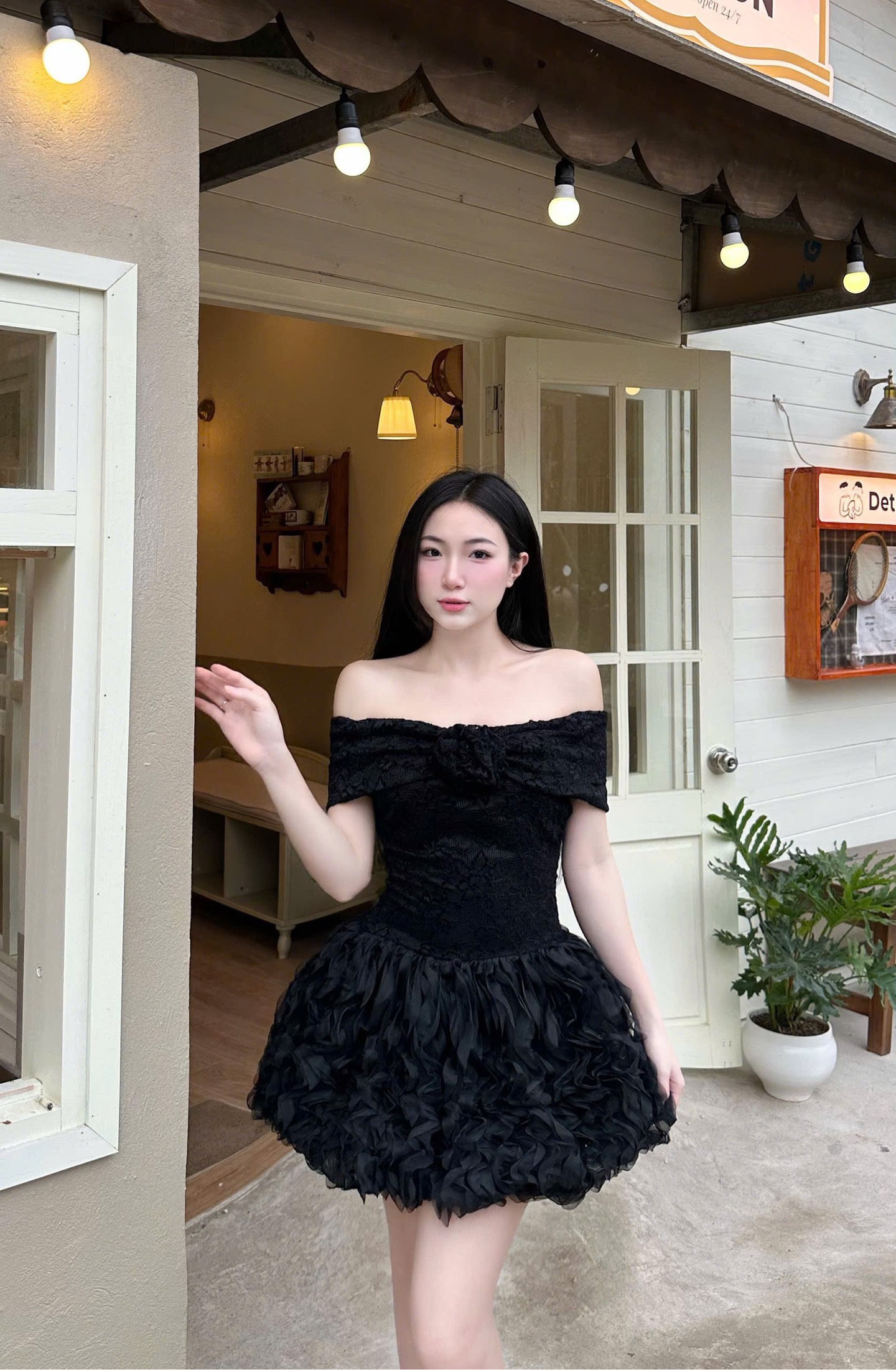 Đầm thiết kế trễ vai ren nơ hoa tùng gợi sóng