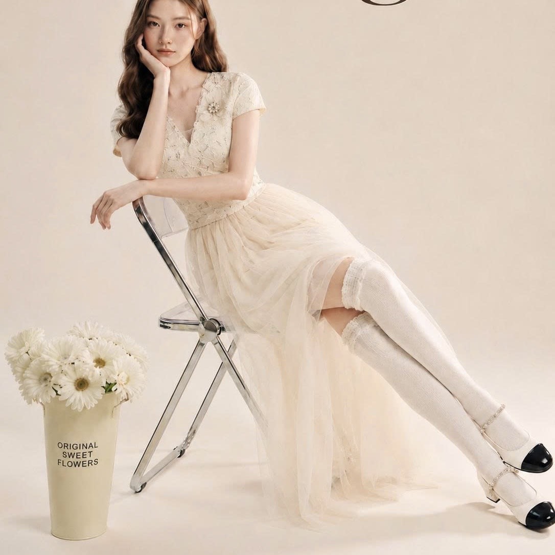 Đầm thiết kế cổ V ren hoa ngực dáng dài