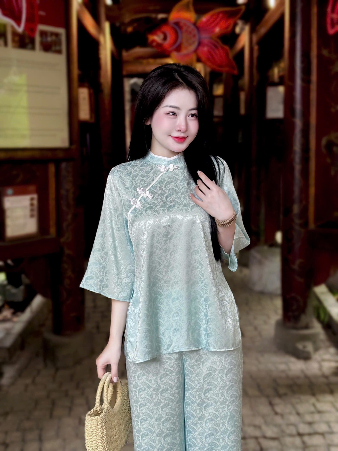 Lam cổ tàu gấm đính nút chéo