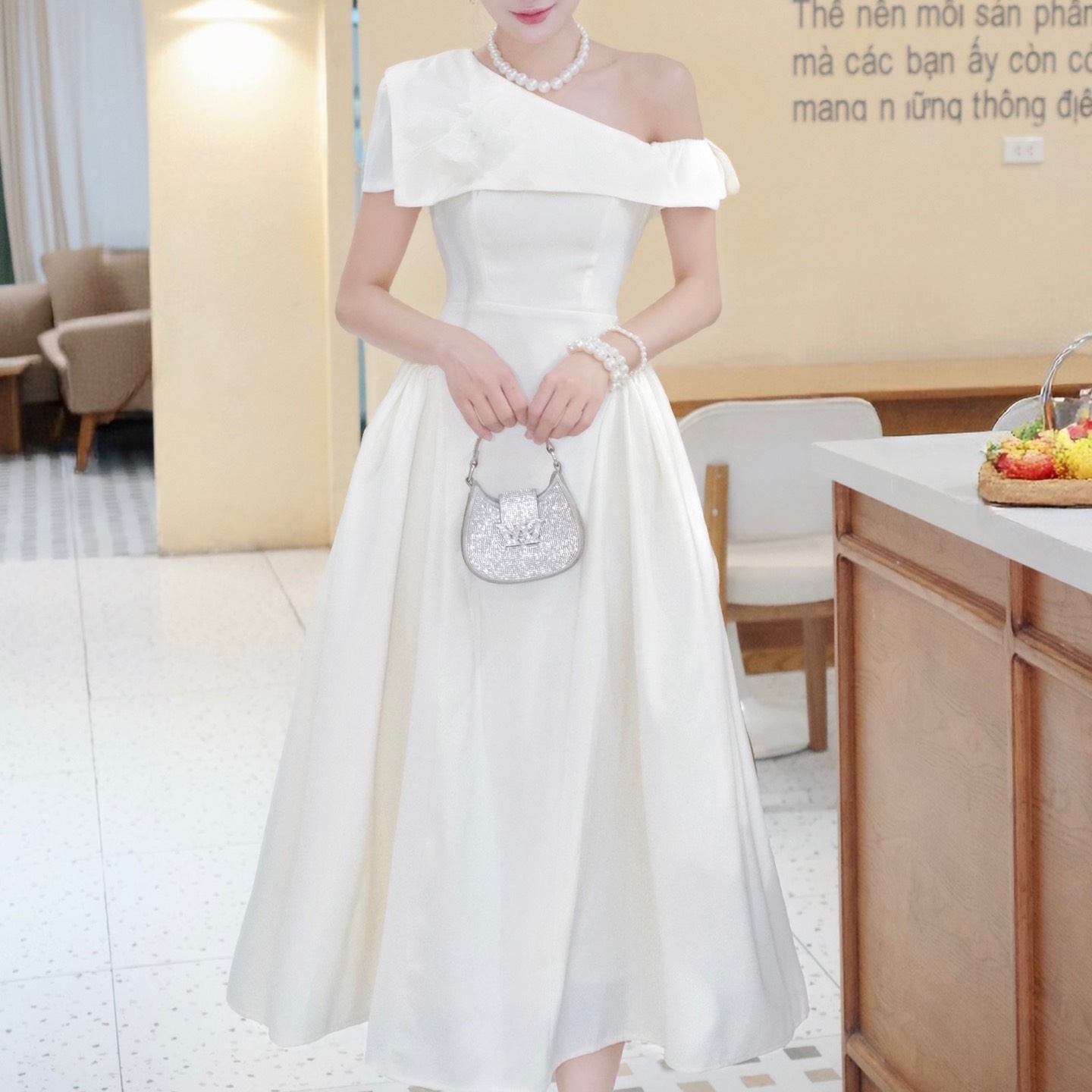 Đầm thiết kế chéo vai trễ vai dáng xoè dài đi tiệc đen trắng