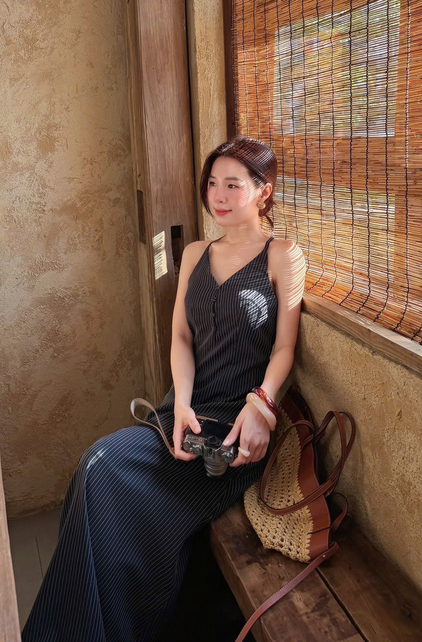 Đầm 2 dây dài sọc kẻ