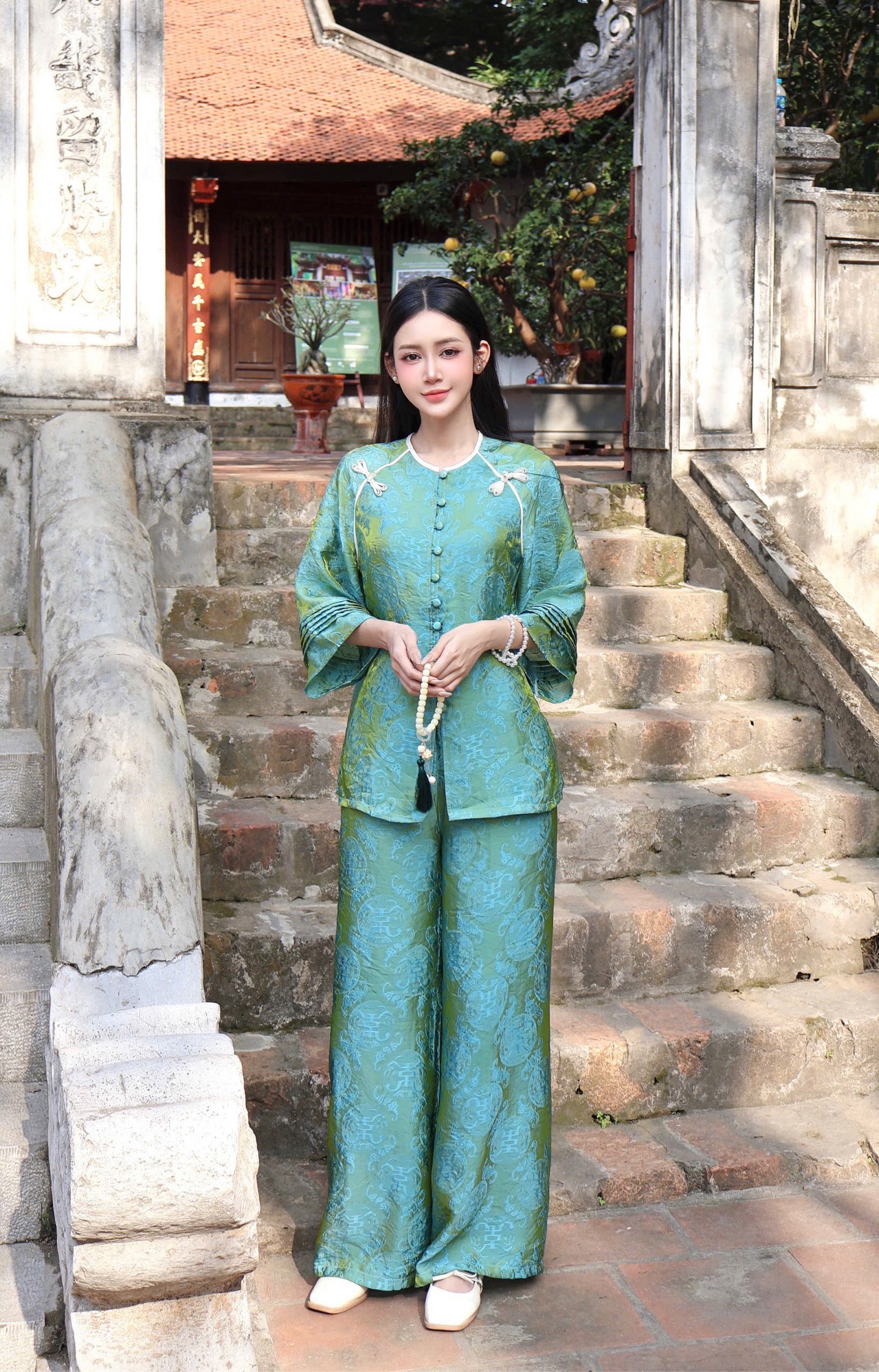 Lam tằm ánh cổ tròn cúc bọc nơ 2 bên vai