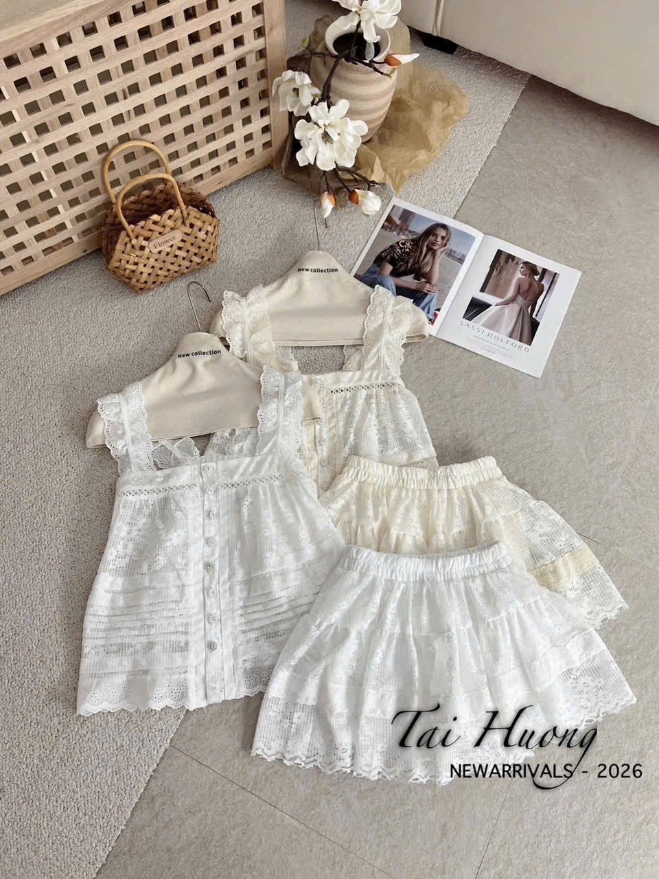 Set áo kiểu hoạ tiết hoa thêu trắng cúc đính đá chân váy xoè ngắn