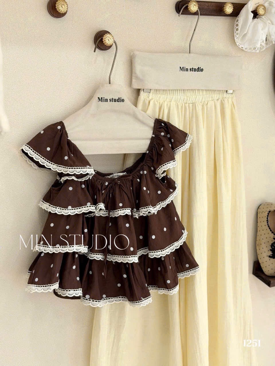 Set kiểu áo chấm bi tầng bèo ren trắng quần dài