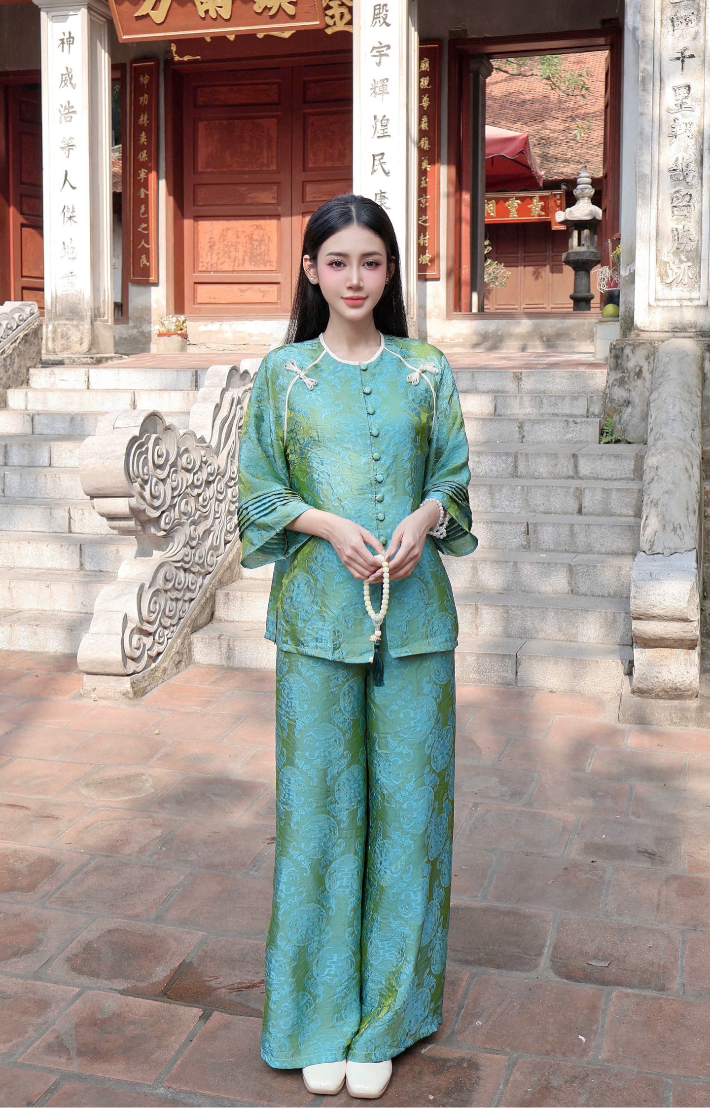 Lam tằm ánh cổ tròn cúc bọc nơ 2 bên vai