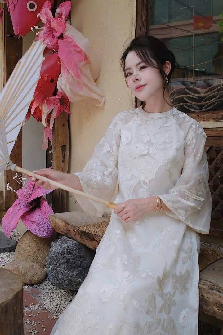 Áo dài thêu hoa diệc phi cổ tàu  tay lỡ đính ngọc áo