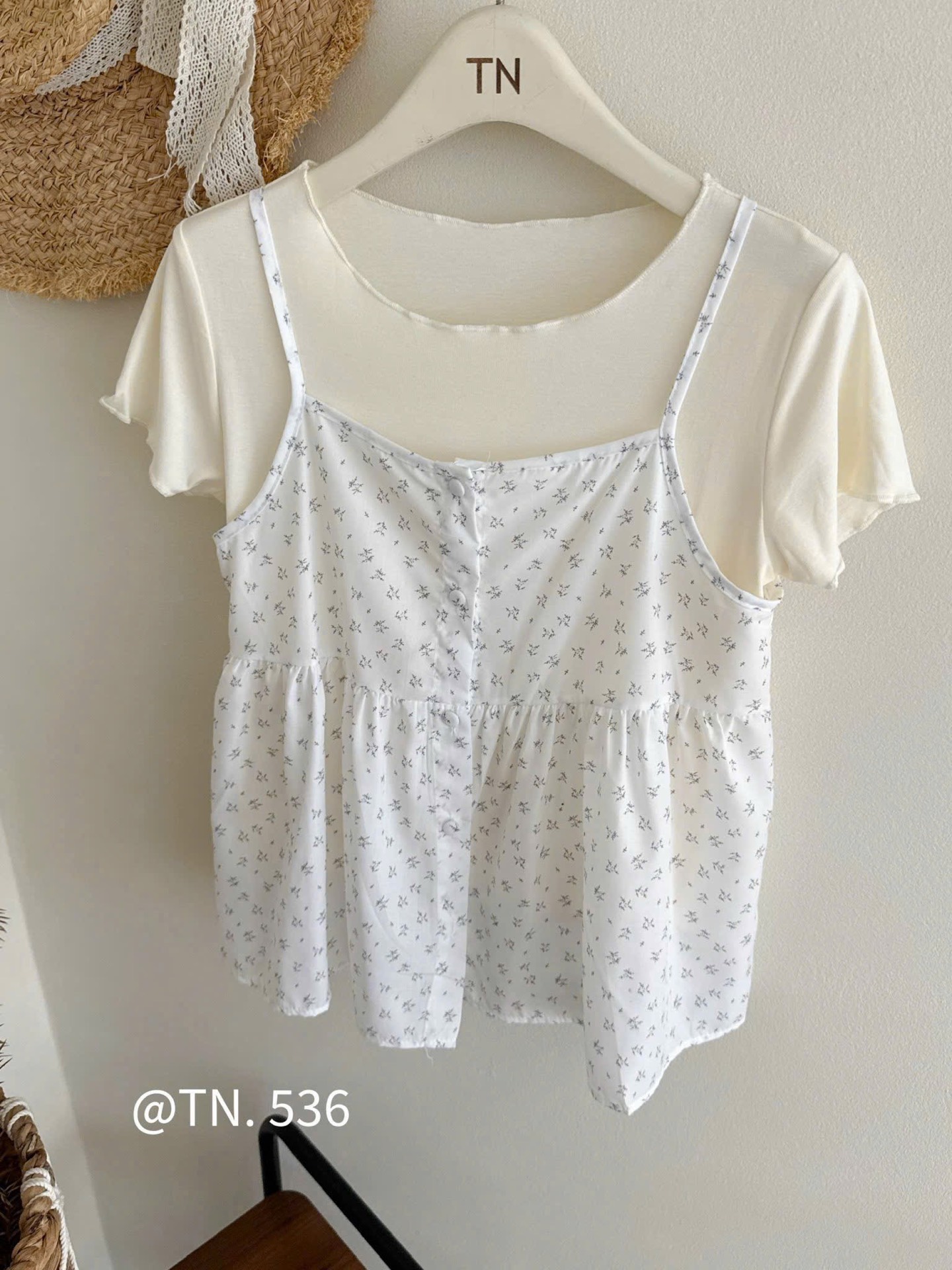 Áo kiểu 2 dây trắng hoa nhí phối áo thun cổ bèo