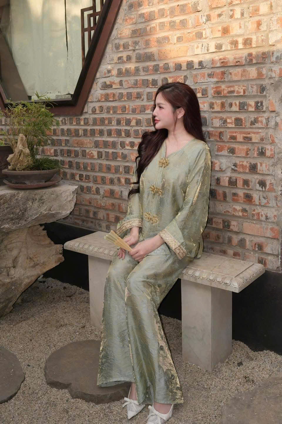 Đồ lam gấm ánh kim nút cài vàng tay áo kim sa