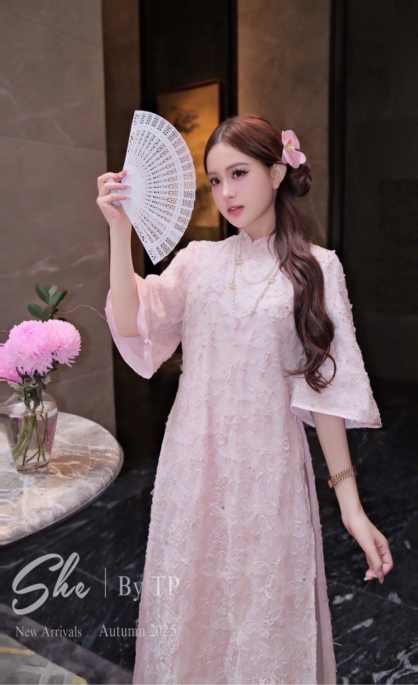 Áo dài ren kim sa thêu hoa