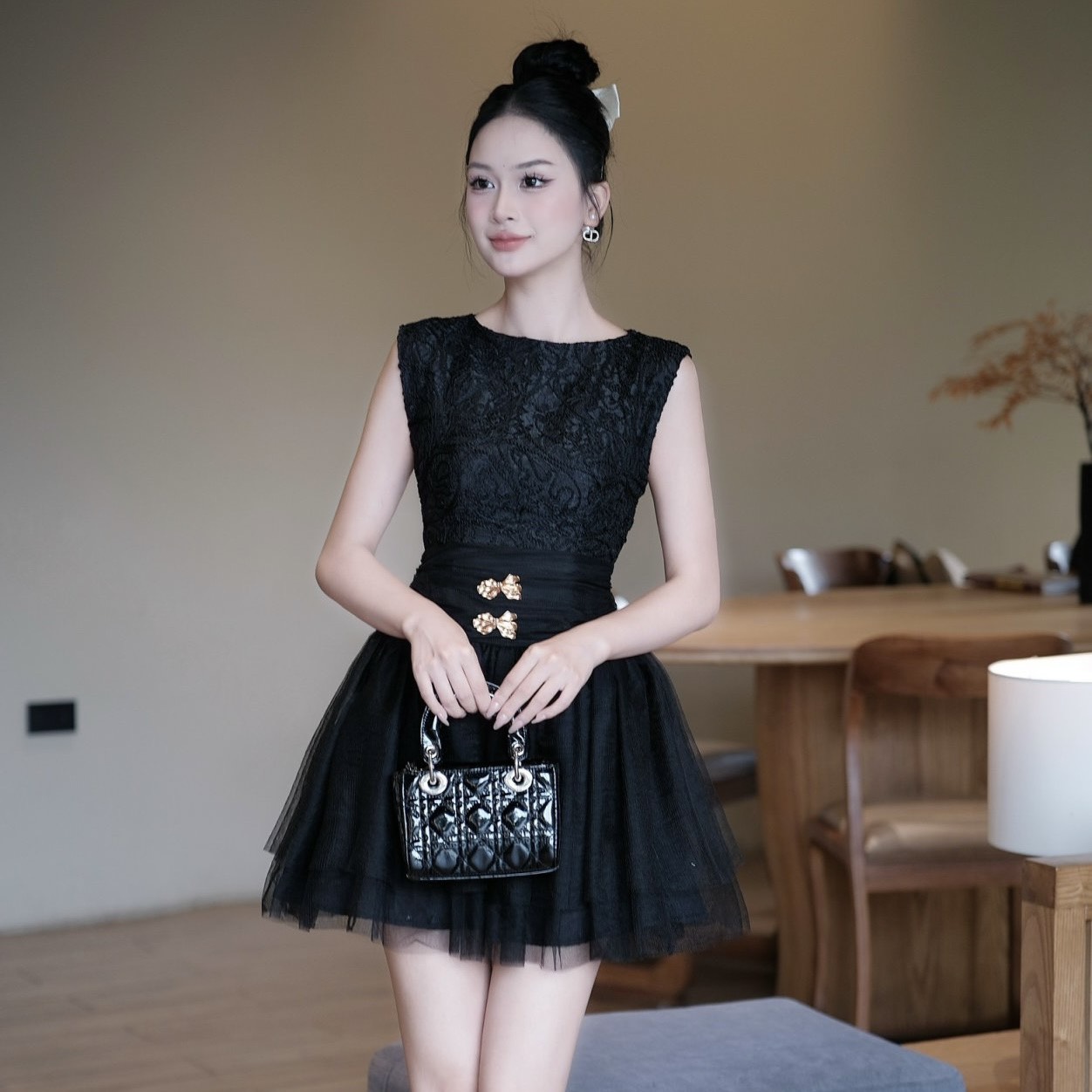 Đầm đi tiệc sát nách cổ tròn dáng ngắn xoè sang chảnh