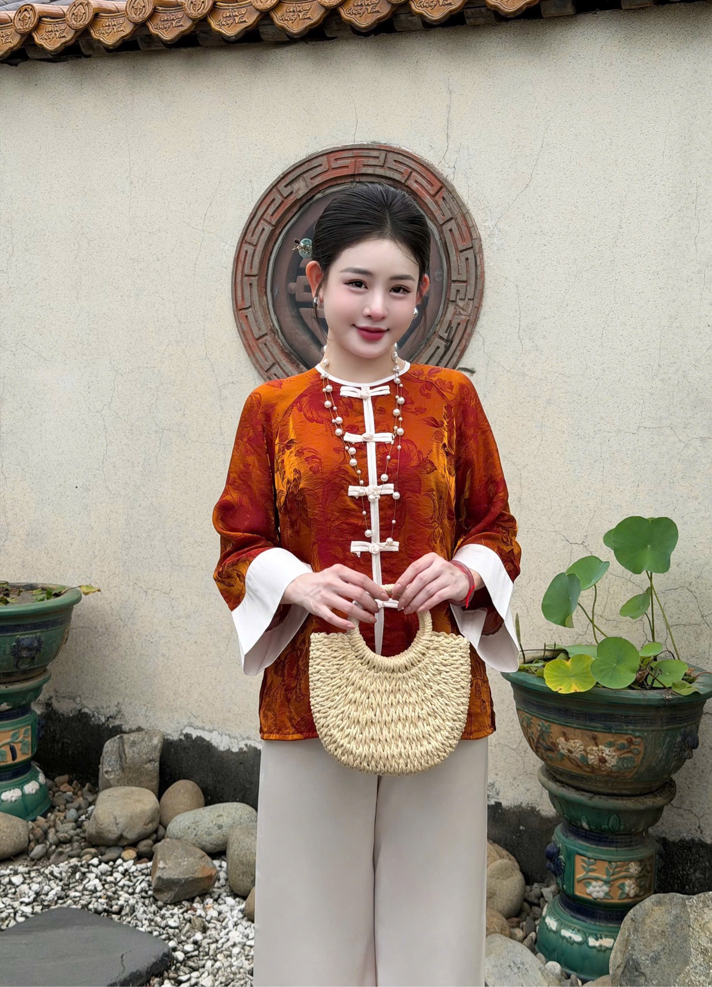 Lam tằm ánh cổ tròn tay loe